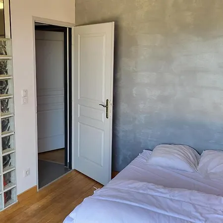 Maison Entière 230 M2 *